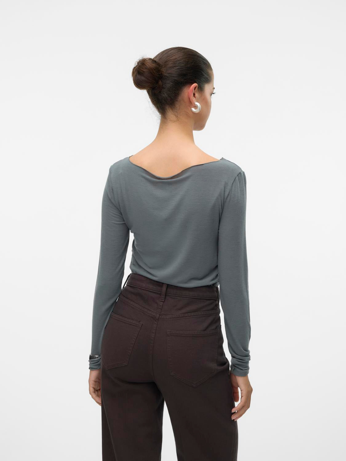 model_shot-back